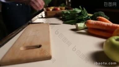 木制<strong>砧板</strong>上的有机新鲜黄瓜特写女手将各种食材从木制的餐桌上摊开